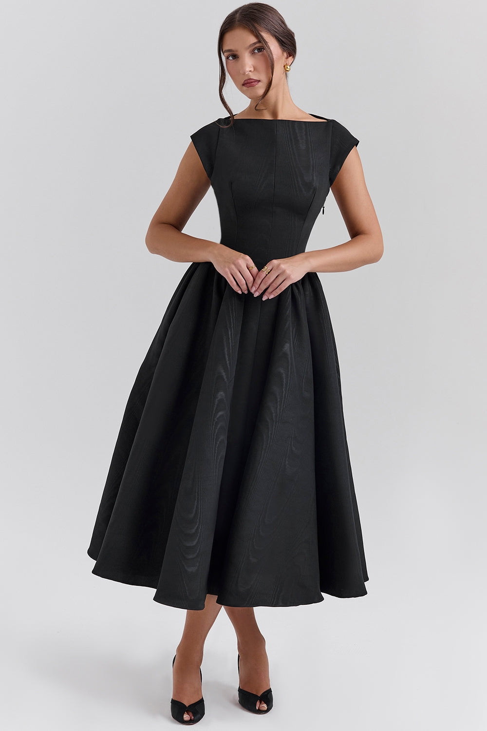 LUMI – BACKLESS DROPPED SHOULDER DRESS