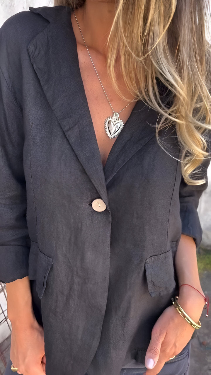AMAVIRA – LIGHTWEIGHT RETRO-INSPIRED BLAZER